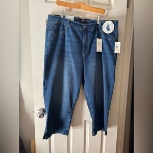 Curve Appeal NWT plus size 24W Lillian denim capri 21” inseam jean